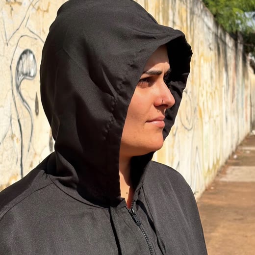 Corta-vento DNA preto, detalhe do capuz