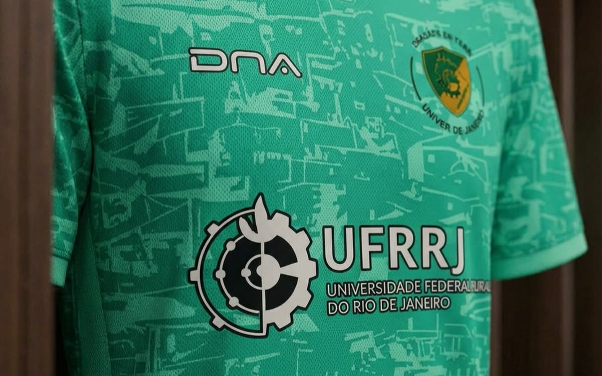 Camisa verde personalizada com escudo bordado